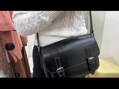 ❤️ Pampublikong masturbesyon ng batang asong si FeralBerry na may dildo sa fitting room ️❌ Porno sa amin