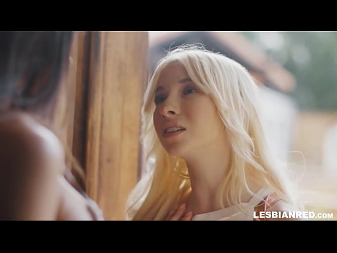 ❤️ Umuwi si Girl pagkalipas ng ilang buwan at kinain niya ang puki ng kanyang madrasta ️❌ Porno sa amin