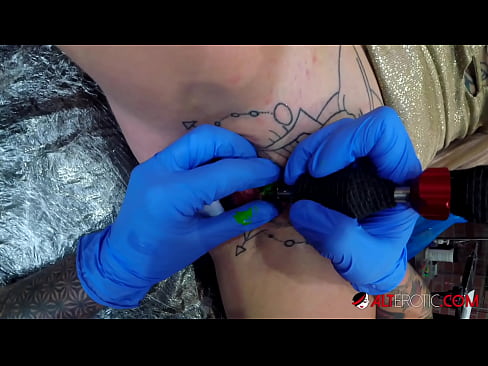 ❤️ Nagpa-tattoo sa kanyang klitoris ang sobrang tattoo na hottie na si Sully Savage ️❌ Porno sa amin