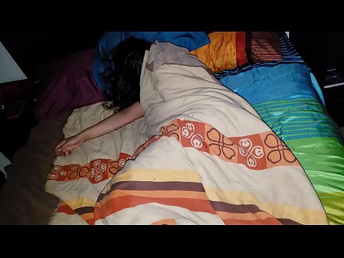 ❤️ Pinupunasan ng stepson ang kanyang batang madrasta habang natutulog ito. ️❌ Porno sa amin