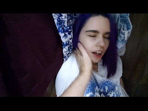 ❤️ Natagpuan ang aking kapatid na babae sa aparador at tinulungan ang kanyang cum ️❌ Porno sa amin